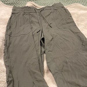 Dance Studio Crop lululemon size 10 Sage Grey 25’